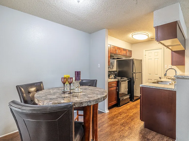 Palisades Park Apartments — Photo 22