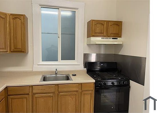 2nd image of 1685 McKinnon Ave