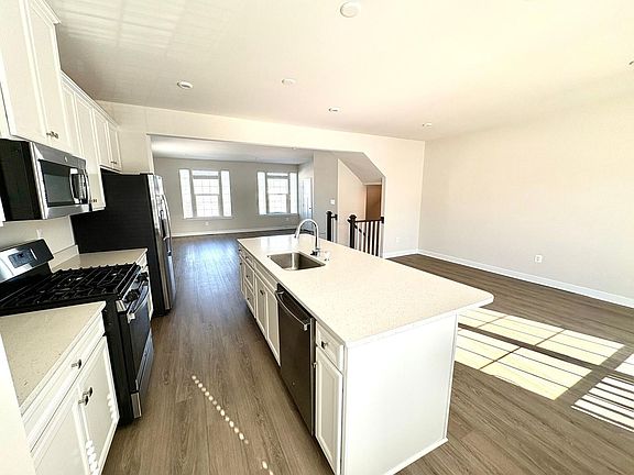 4th image of 856 New Castle Landing Dr