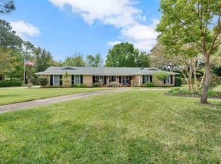 701 Bay Cliffs Rd, Gulf Breeze, FL 32561