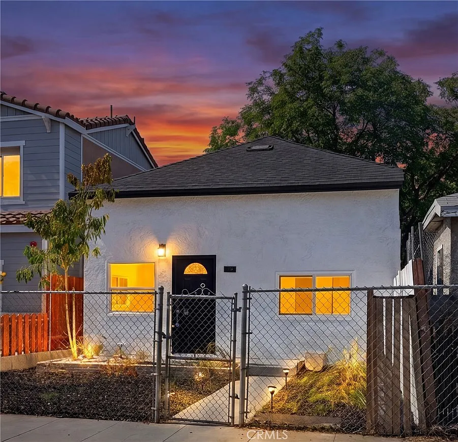 3 bed, 1026 sqft, $2,999 — Photo 1