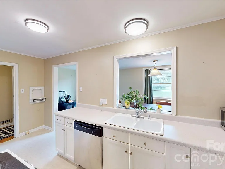 1136 E Woodlawn Rd — Photo 12