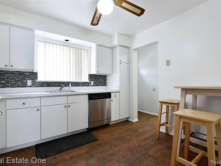 509 Fox Hills Dr N — Photo 13