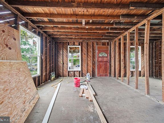 5th image of 1007 Evarts St NE