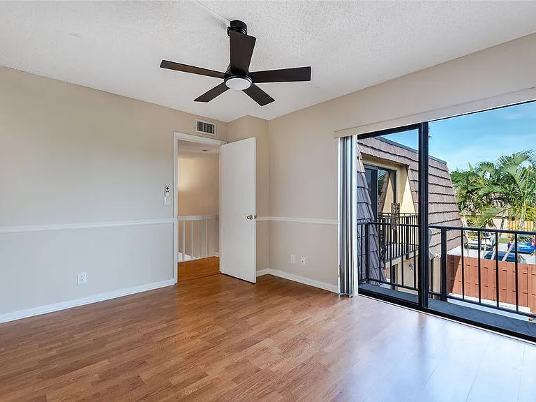 941 Springdale Cir — Photo 3