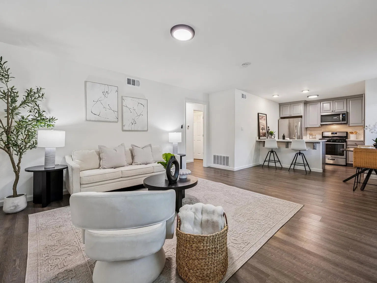 2 bed, 798 sqft, $2,750 — Photo 3