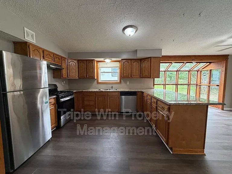 810 Saint Anthony Ln — Photo 16