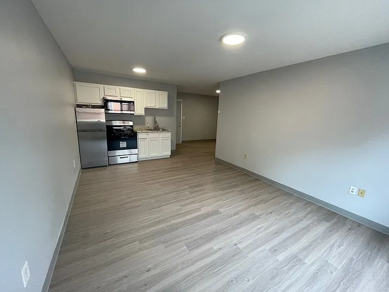 900 North Street — Photo 5