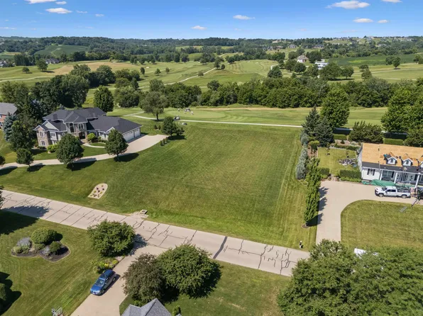 17 Wedgewood Dr, Dubuque, IA 52002