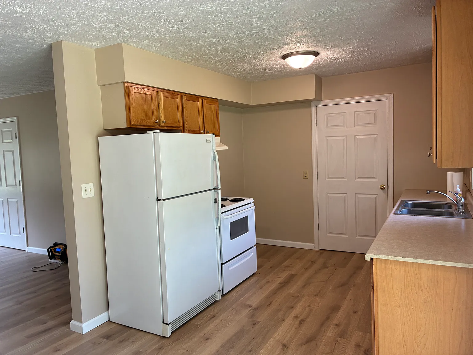 7060 S Manor Dr — Photo 2