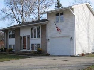 911 Walnut Ln, Crown Point, IN 46307