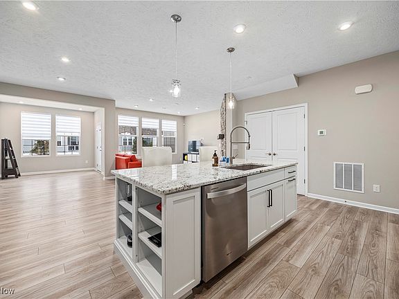 5th image of 684 Harbour Town Ct