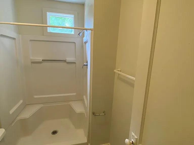 813 W Knox St #A — Photo 6