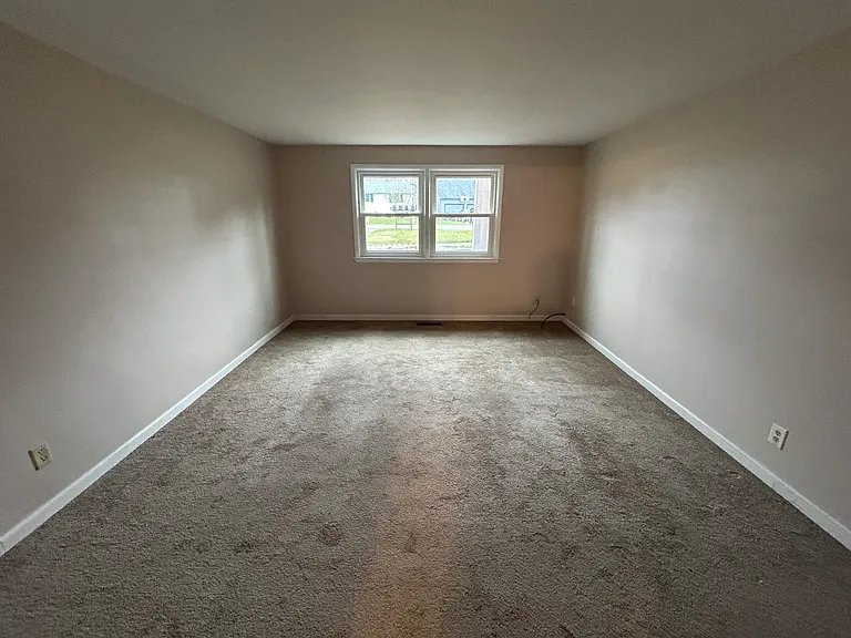 1366 Robinhood Ln — Photo 5
