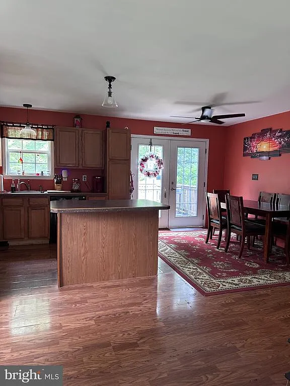 3 bed, 2.0 bath, 1176 sqft, $2,800 — Photo 2