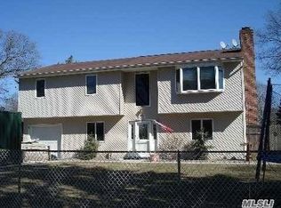 85 Whitman Ave, Islip, NY 11751