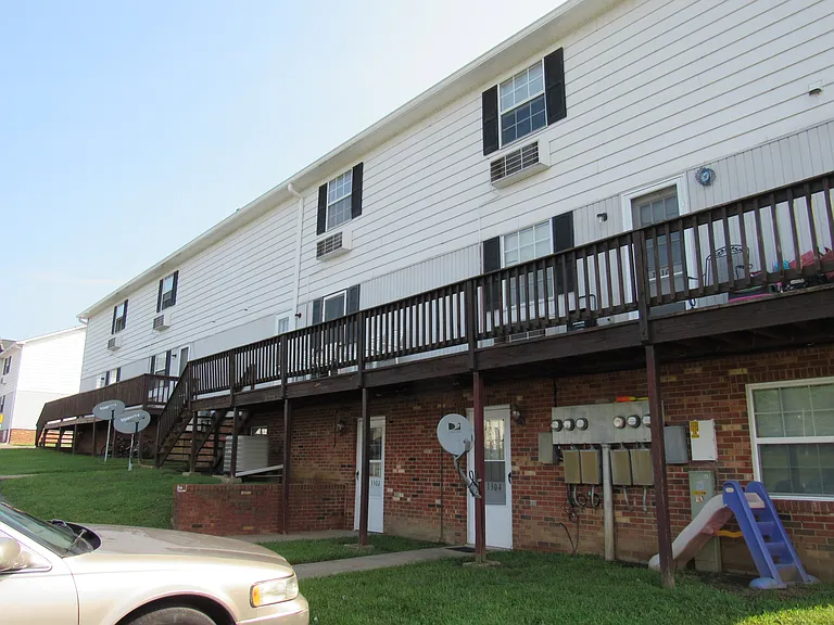 1418 Sunshine Dr — Photo 2