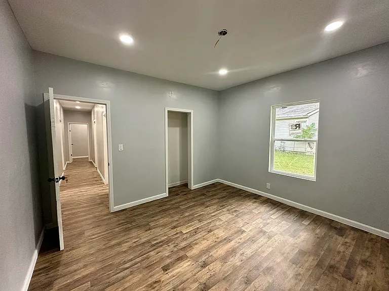 913 Royal Ave — Photo 6