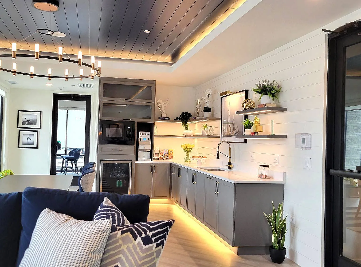 Enclave Crystal Lake Townhomes and Apartments — Photo 3