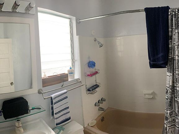 4th image of 2943 Baker St