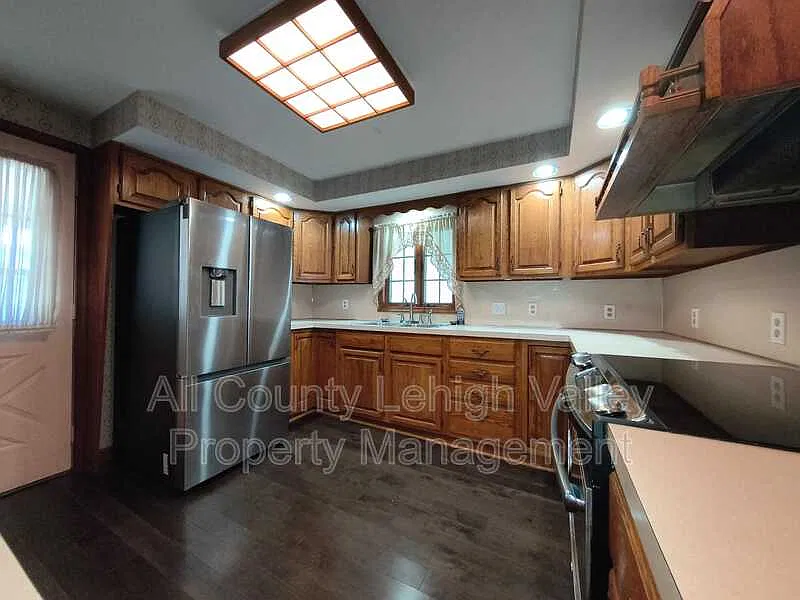3 bed, 1.0 bath, 1404 sqft, $1,695 — Photo 2