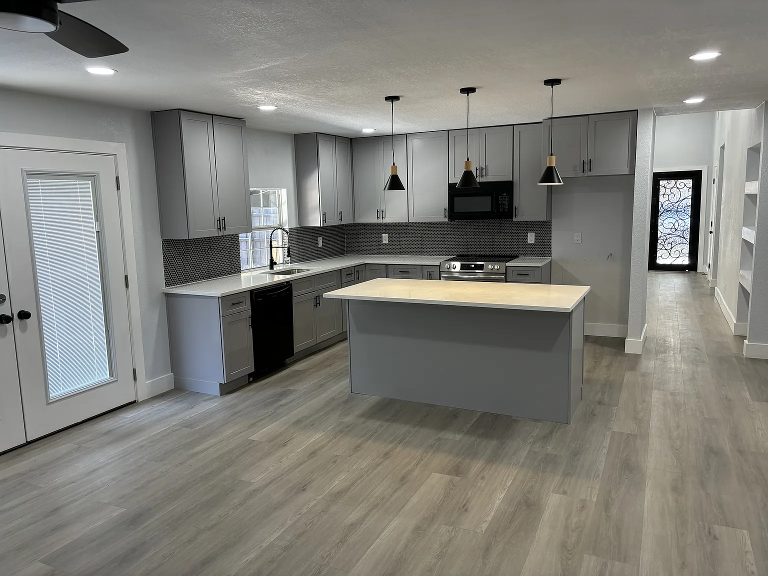 3 bed, 2001 sqft, $2,599 — Photo 2