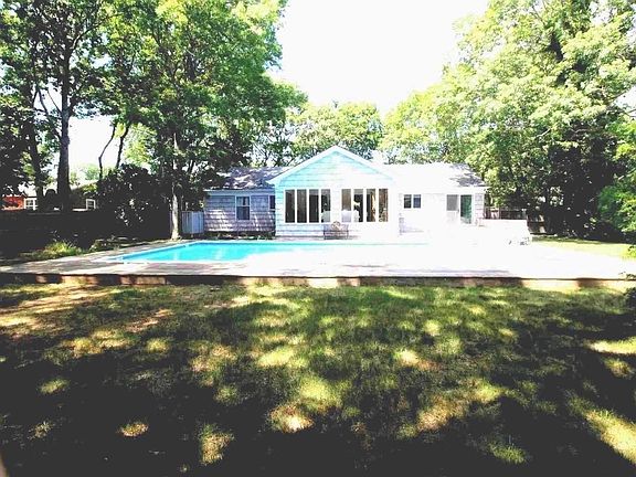 2nd image of 11 White Birch Trl