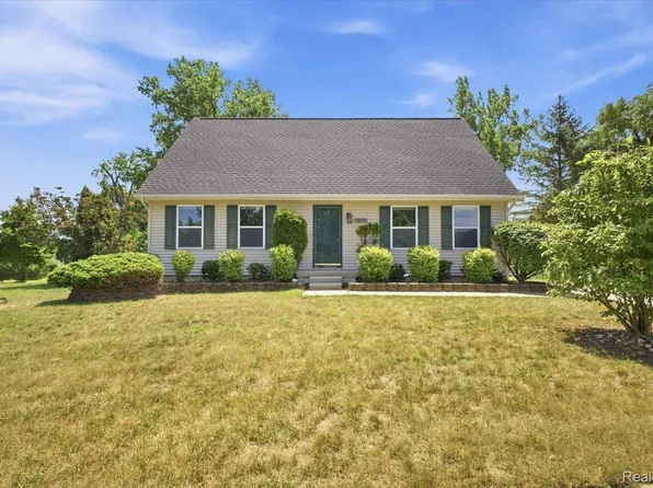 879 Barren Oaks Dr, Pontiac, MI 48341