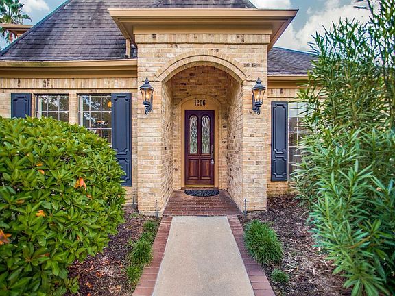 3rd image of 1206 Meadowlark Ln