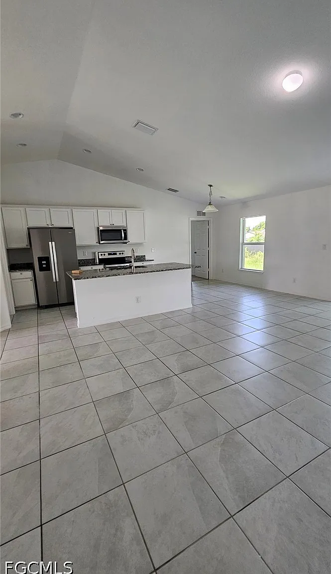 4 bed, 2.0 bath, 1469 sqft, $1,999 — Photo 4