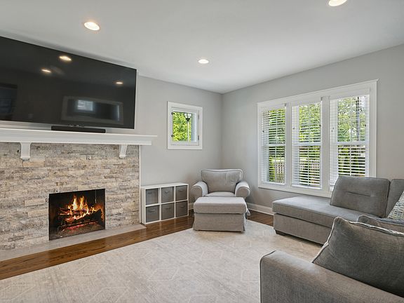 3rd image of 345 N Oaklawn Ave