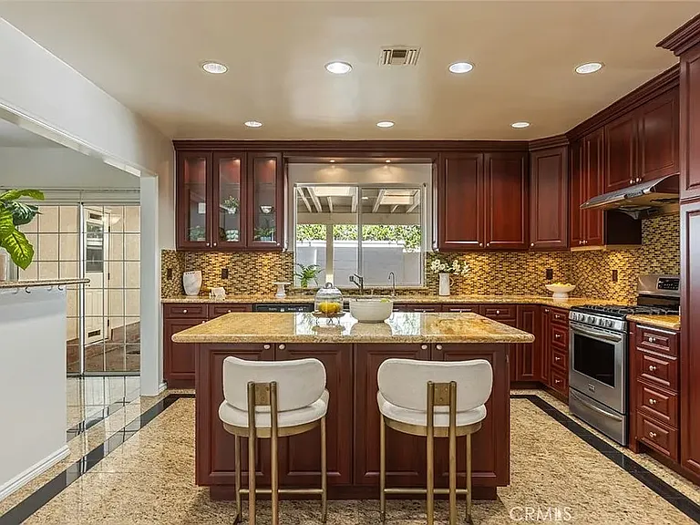 4926 Crown Ave — Photo 10