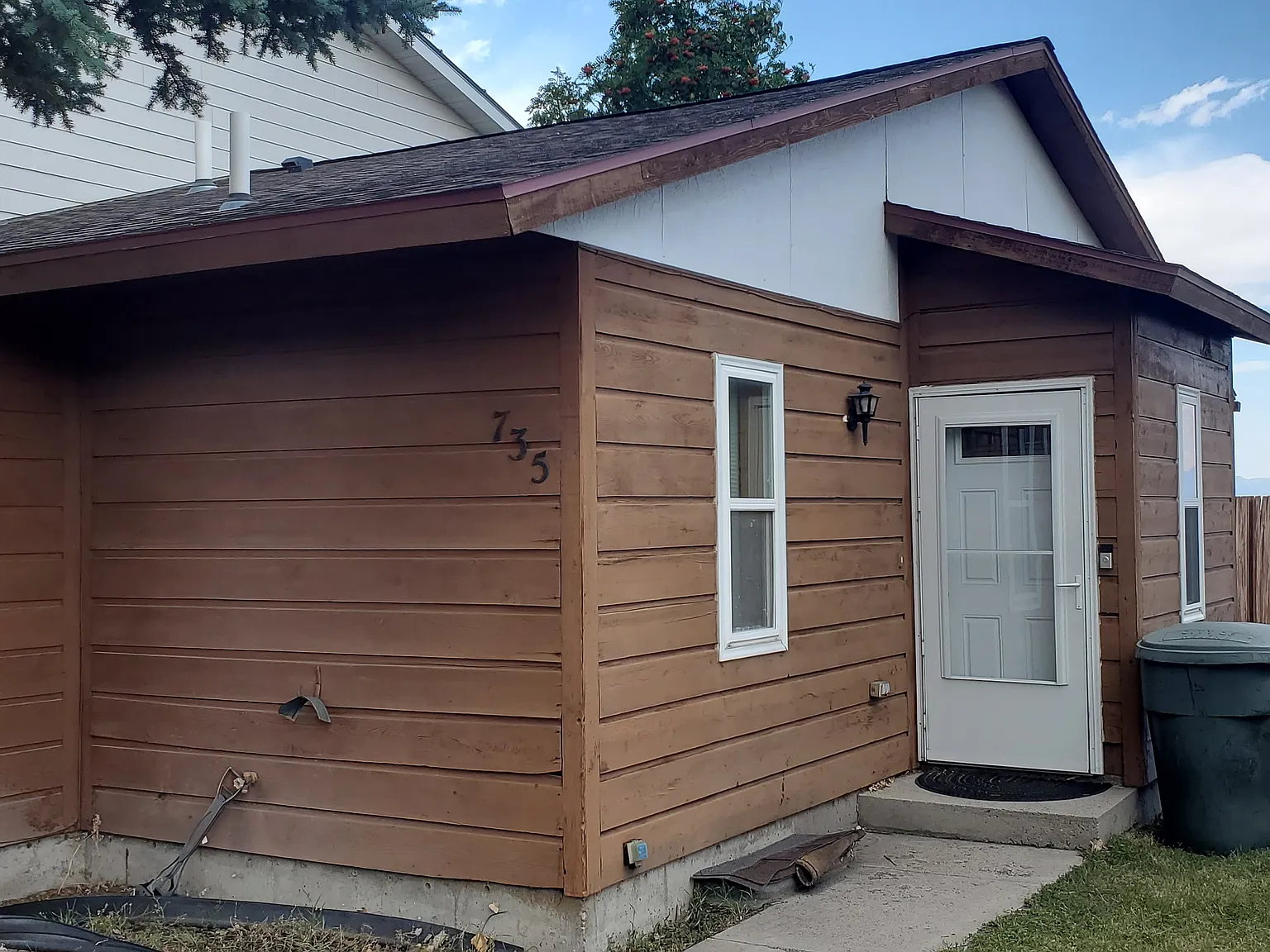 735 Saddle Dr — Photo 1