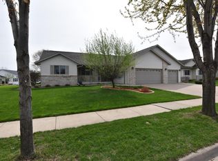 2212 Greenview Ln, Onalaska, WI 54650