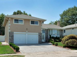 29 S Oaks Blvd, Plainview, NY 11803