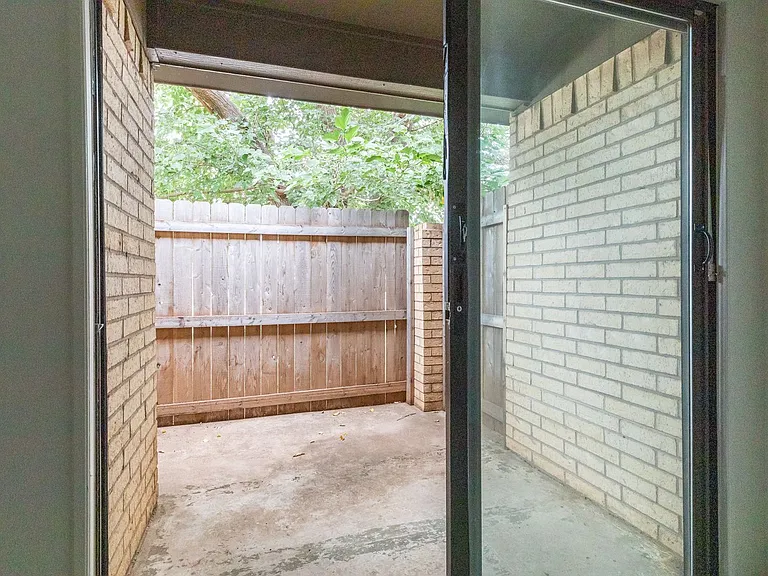 4925 Greenslope Dr — Photo 12