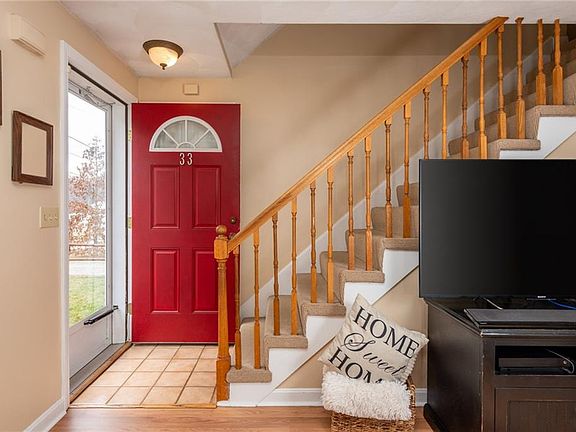 3rd image of 33 Fox Run Dr