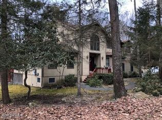 126 N Evergreen Dr, Greentown, PA 18426