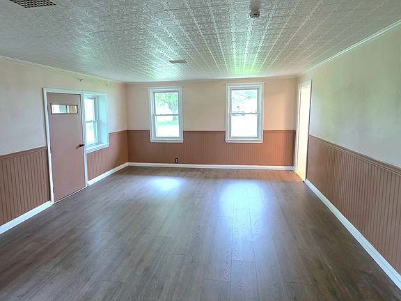 5th image of 895 Center Rd