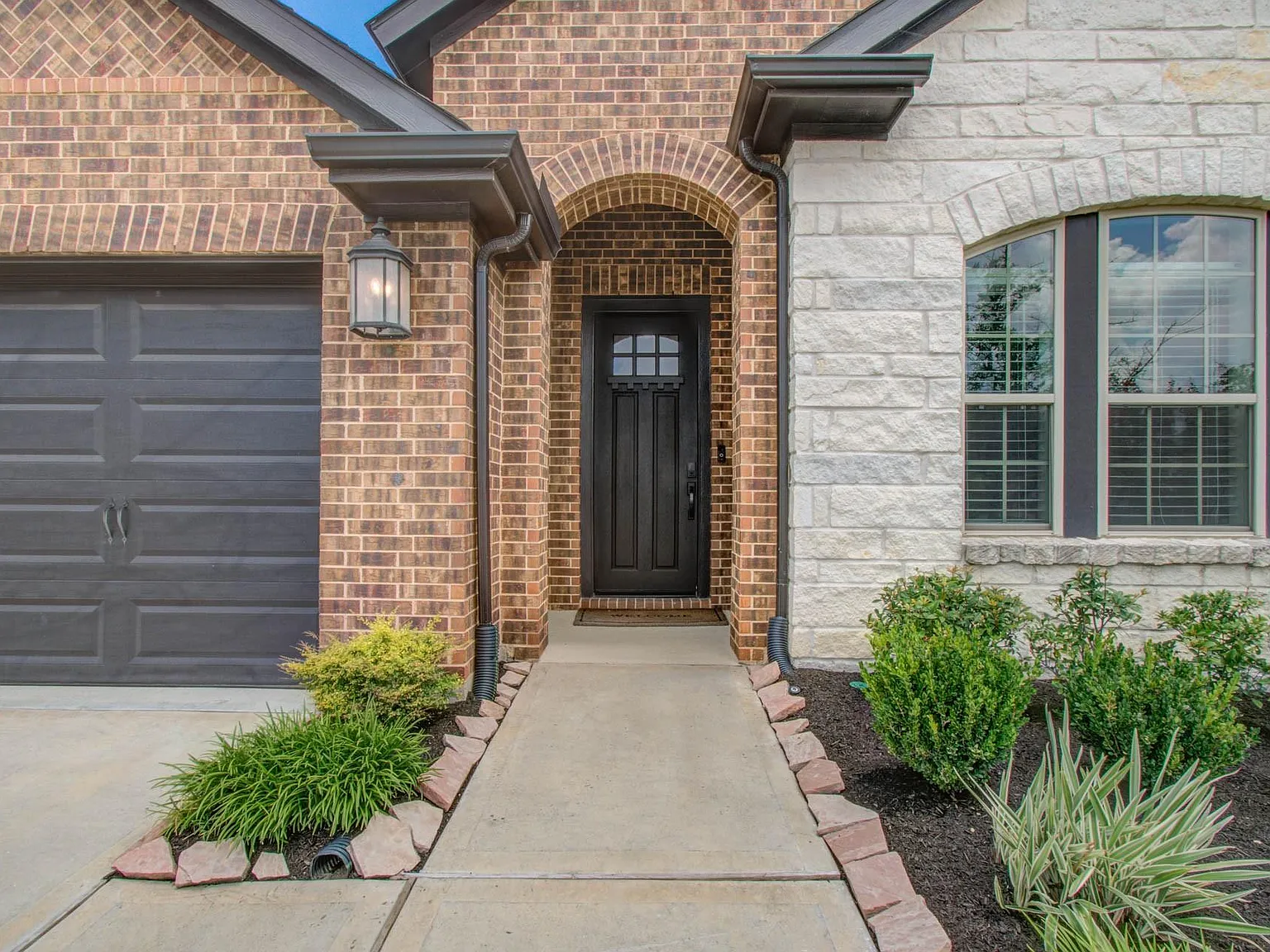 3 bed, 2.0 bath, 2292 sqft, $3,000 — Photo 3