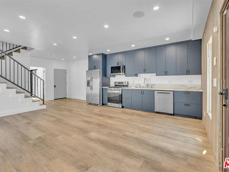 14121 Califa St — Photo 13