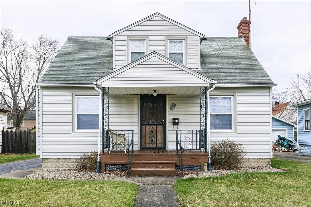 800 Oak Knoll Ave SE photo 1