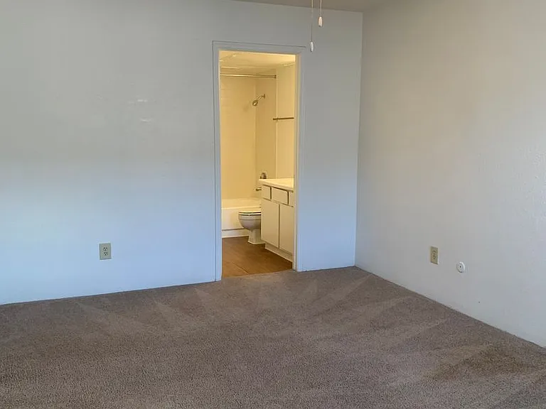 Emerald Cove Apartments — Photo 119