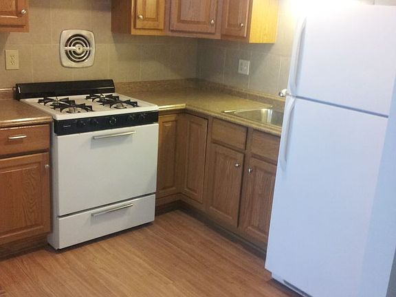 3rd image of 3355 N Oakland Ave APT 101