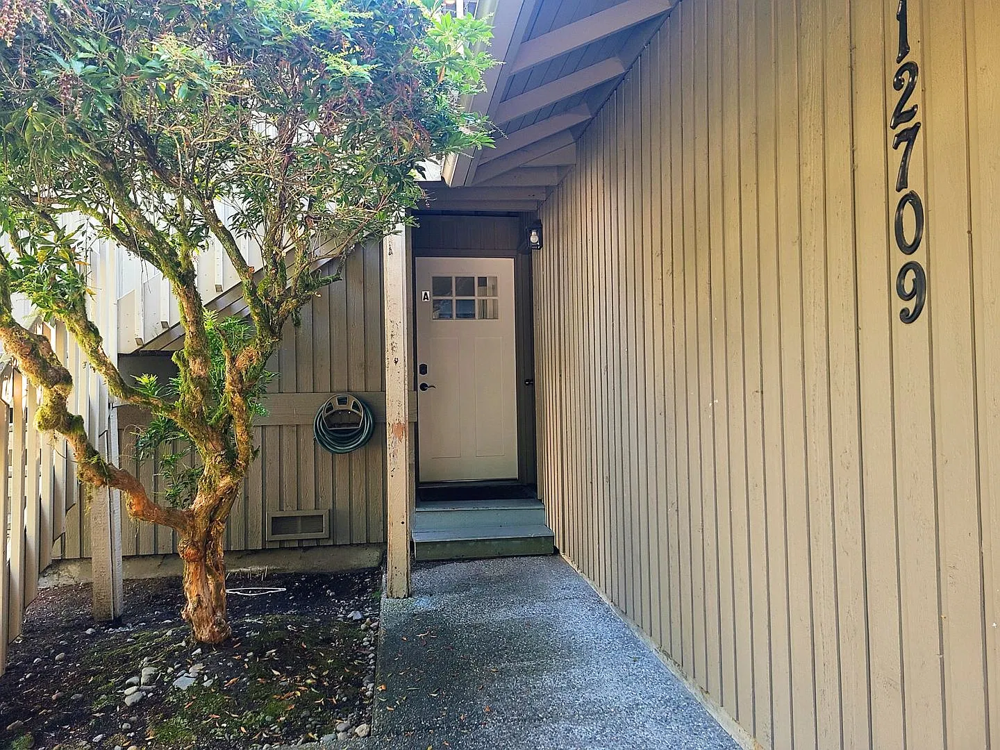 Available Now! Gorgeous Kirkland South Rose Hill Ground Floor Home With Garage — Photo 2