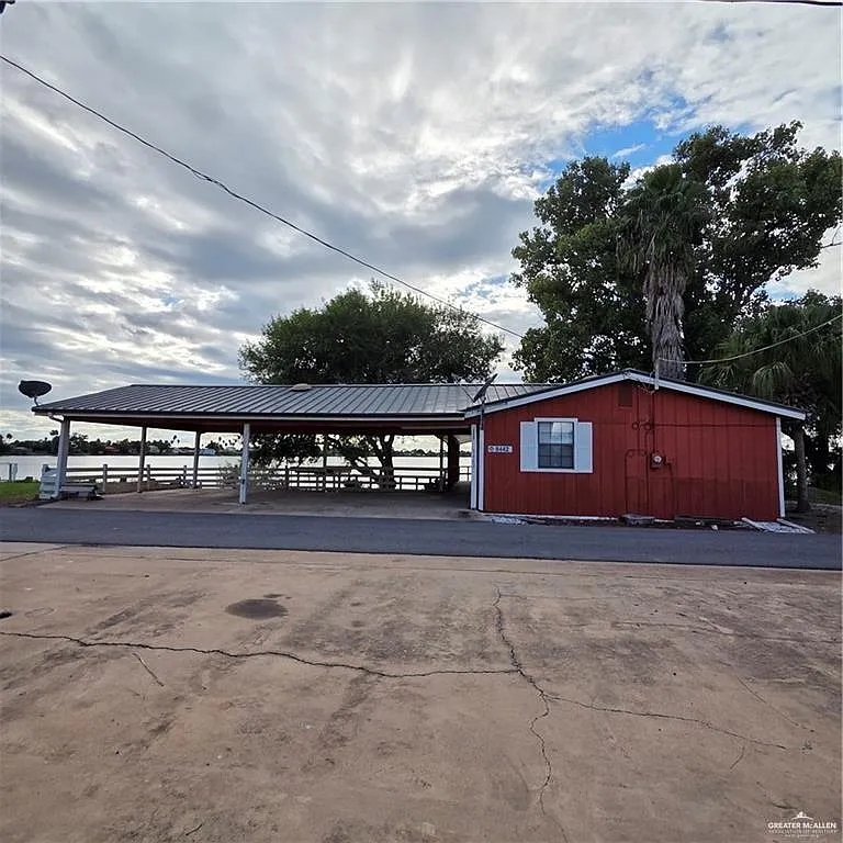 3 bed, 3.0 bath, 2820 sqft, $1,600 — Photo 2