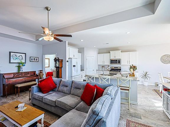 3rd image of 2821 Rivolet Dr.