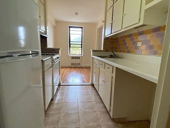 5th image of 1770 E 14th St APT 4
