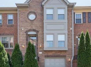 8023 Merry Oaks Ct, Vienna, VA 22182