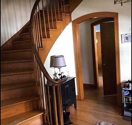foyer w/circular staircase